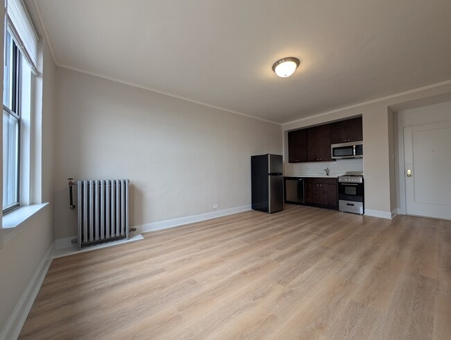 Building Photo - 3335 W Diversey Ave