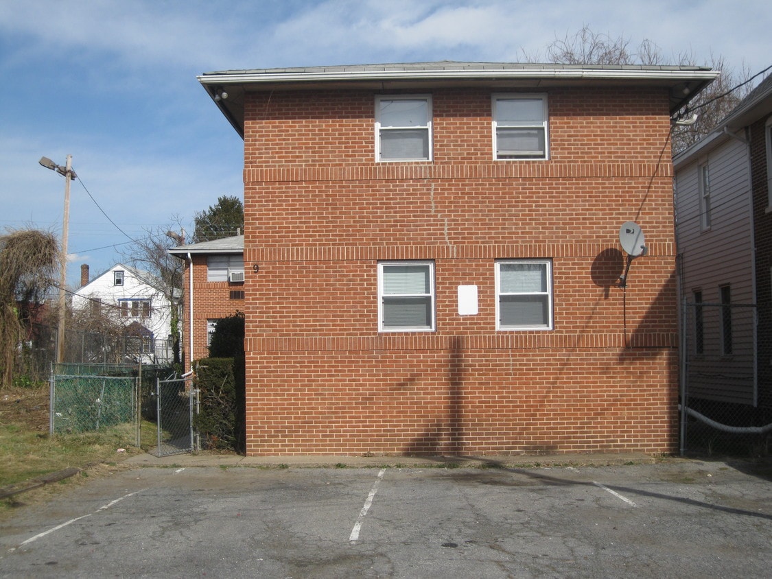 Building Photo - 9 E 37th St