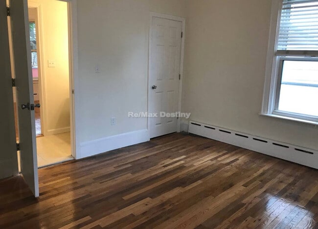 Foto del edificio - 48 Cameron Ave