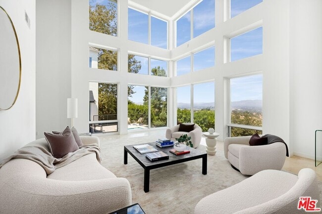 Foto del edificio - 14435 Mulholland Dr