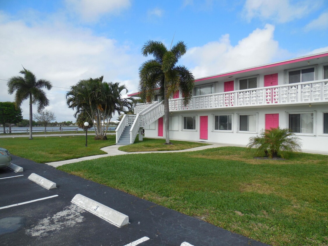 2180 Lake Osborne Dr Unit 11, Lake Worth, FL 33461 Condo for Rent in