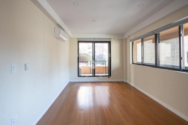 Foto principal - 1 bedroom in NEW YORK NY 10019