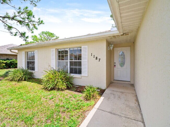 Foto del edificio - Well-maintained 3-bedroom, 2-bath, large back yard!