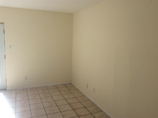 Building Photo - 1833 Wooten Park Dr