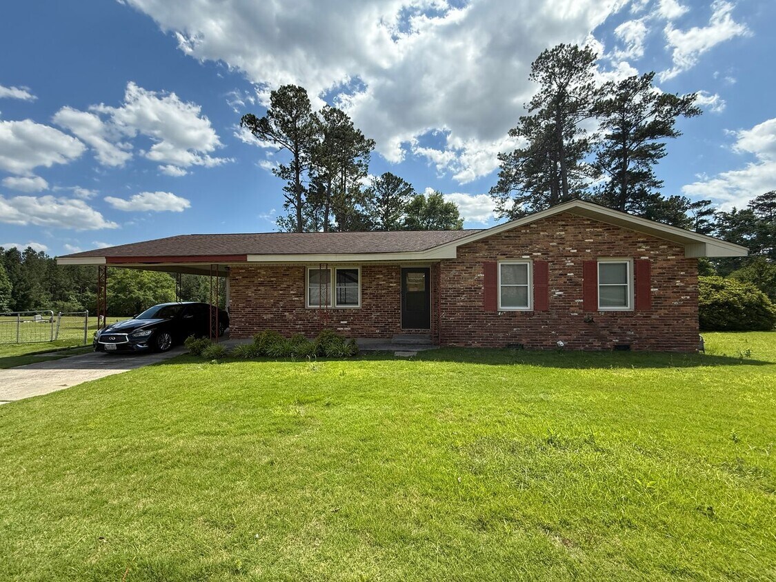 Foto principal - Charming 3 Bedroom, 2 Bath Home with Fence...