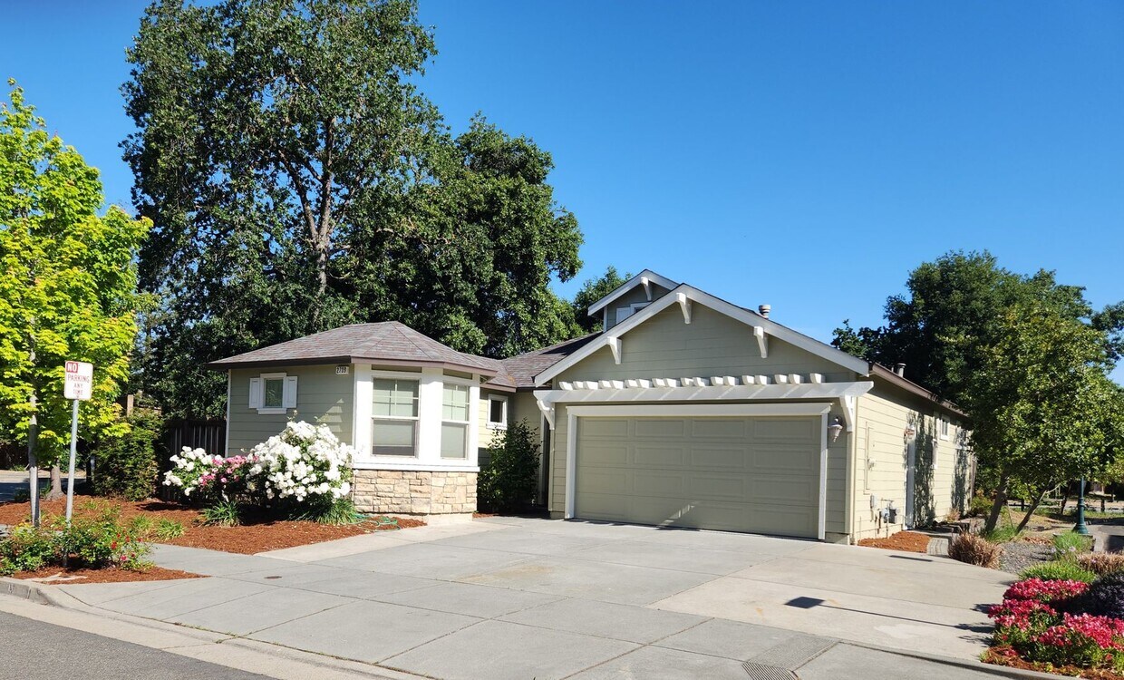 Primary Photo - Lovely 3 bedrooms, 2 bathrooms located in ...