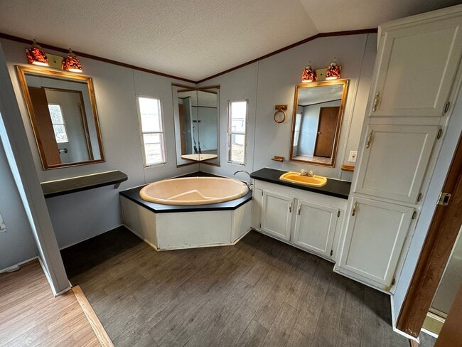 Building Photo - Spacious 3 bedroom, 2 bath singlewide in A...