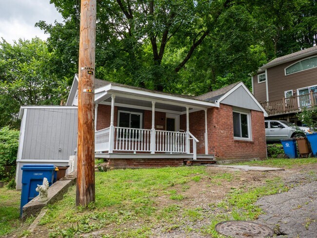 Foto del edificio - Detached 2BR Home with Mini-Split A/C, Sol...
