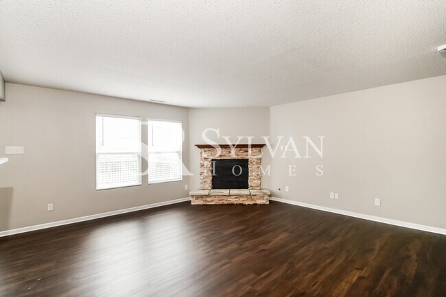 Building Photo - Your dream home awaits