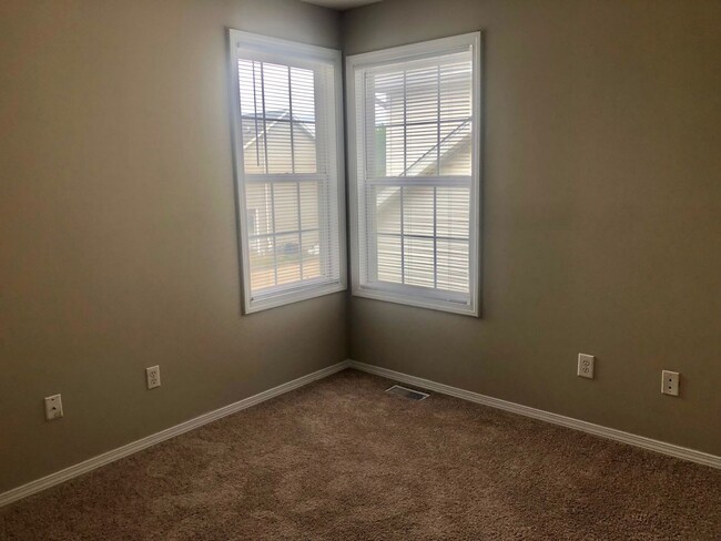 Foto del edificio - Extremely sharp 3BR 2.5 bath townhouse in ...
