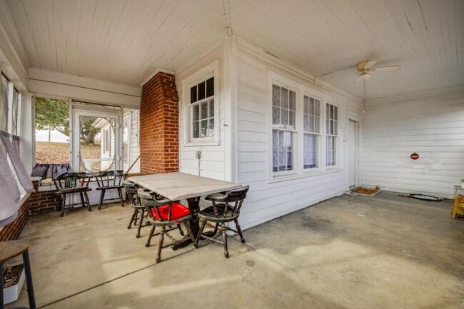 Building Photo - 818 5th St