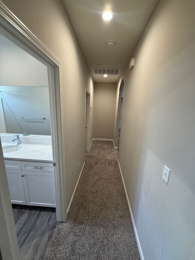 Foto del edificio - Modern 4-Bedroom Home in Northeast Bakersfield