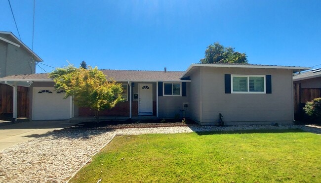 Building Photo - 1321 Evergreen Dr