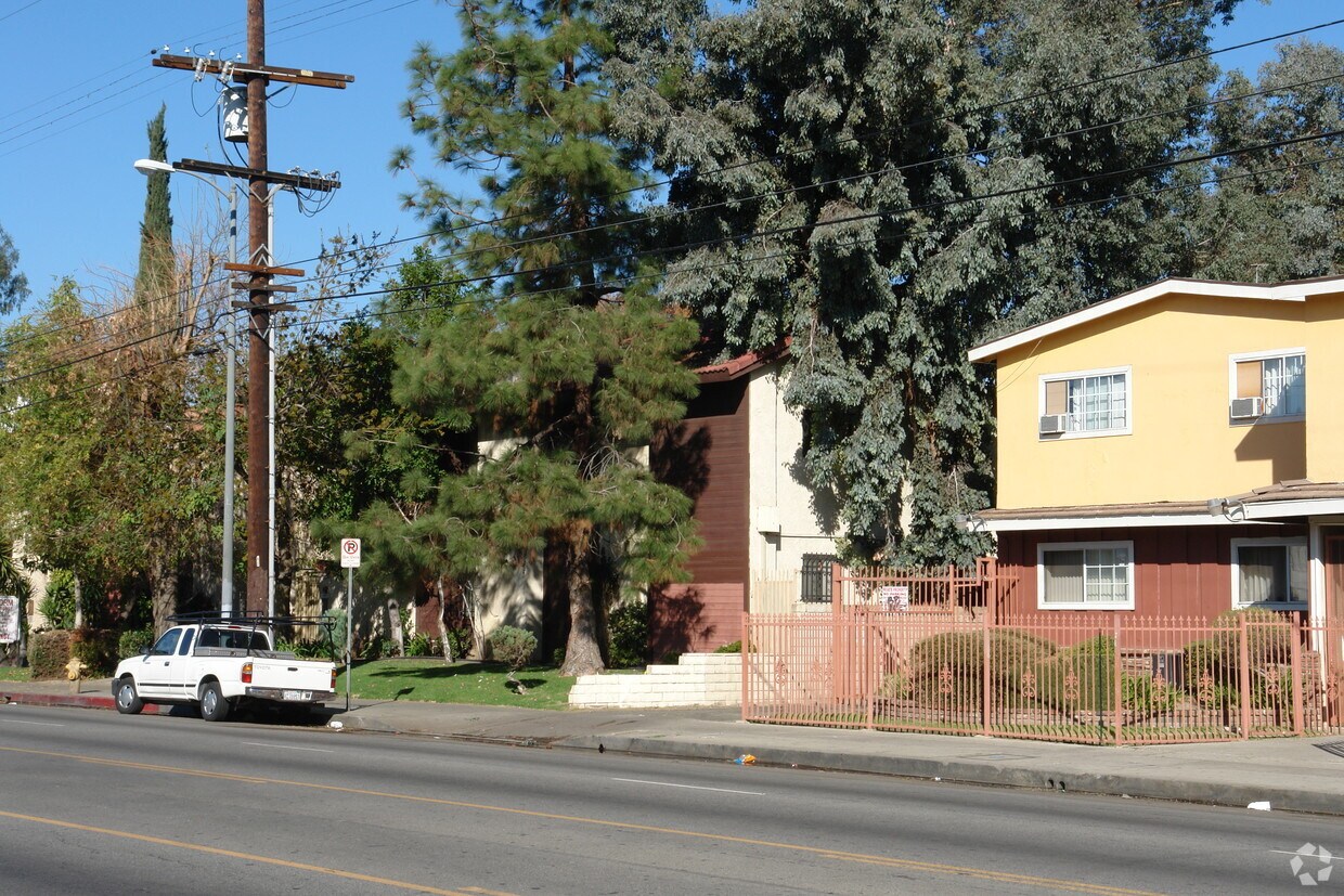 Building Photo - 15001 Vanowen St