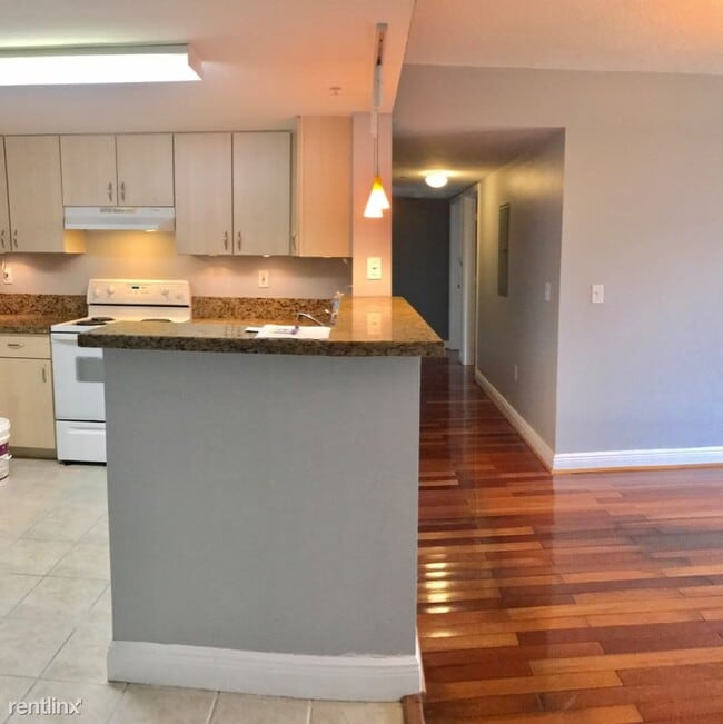 Building Photo - 2 br, 2 bath Condo - 3000 SW 22 street