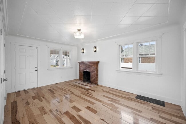 Building Photo - Remodeled 3BR/2BA Brick Bungalow - Fireplace, Finished Basement & Garage