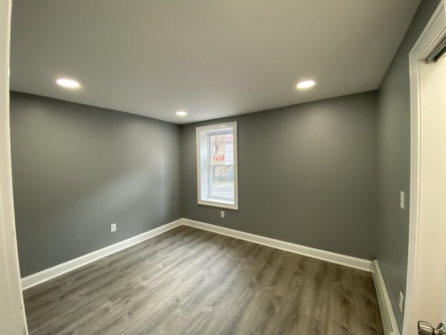 Building Photo - 301 Lilac Ln