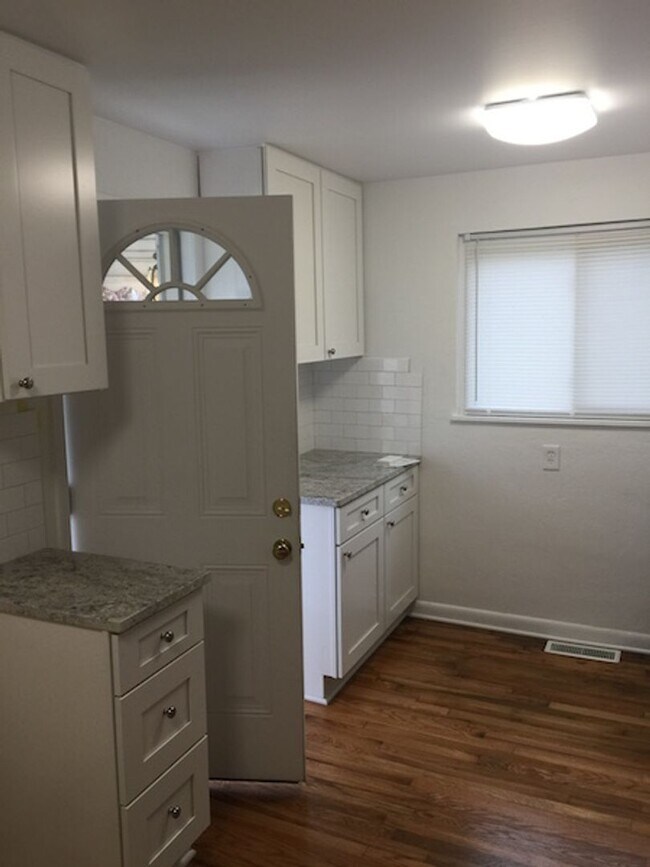 Foto del edificio - 2686-2688 Hibbert Avenue