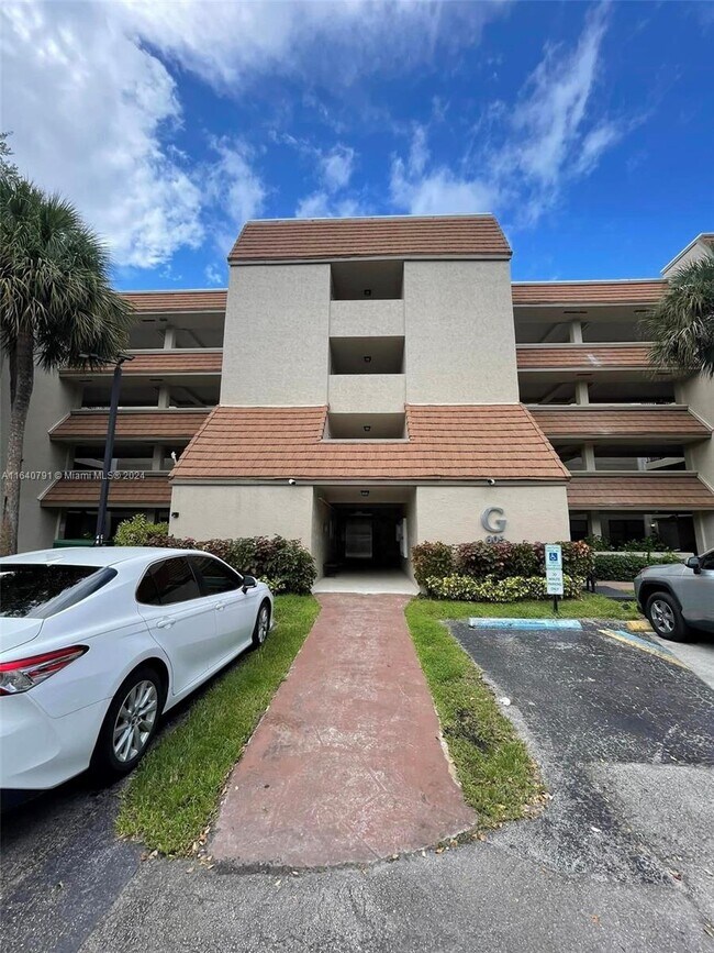Foto del edificio - 605 Ives Dairy Rd
