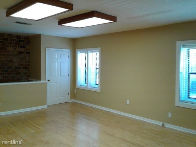 Building Photo - Studio, 1 bath Apartment - 214 S Center St