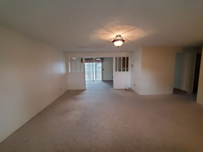 Building Photo - 3 Bedroom 1.5  Bath Single Family Home