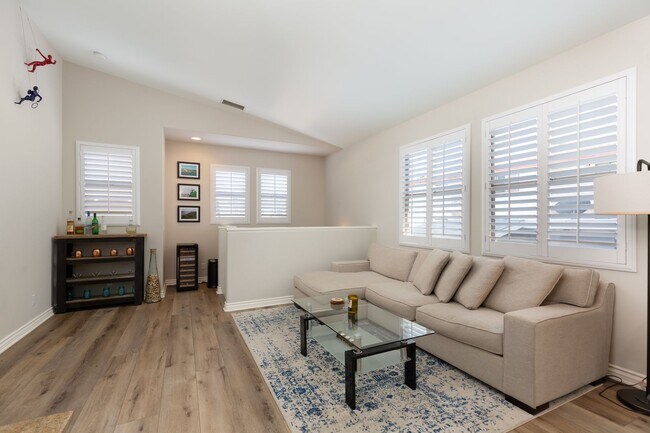 Foto del edificio - Luxury 2 Bedroom 2 Bath Townhouse w/ gourmet Kitchen in Mission Hills