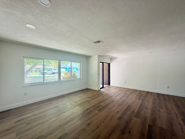 Foto del edificio - Unique & Renovated 3 Bedroom, 2 and 2 Half...