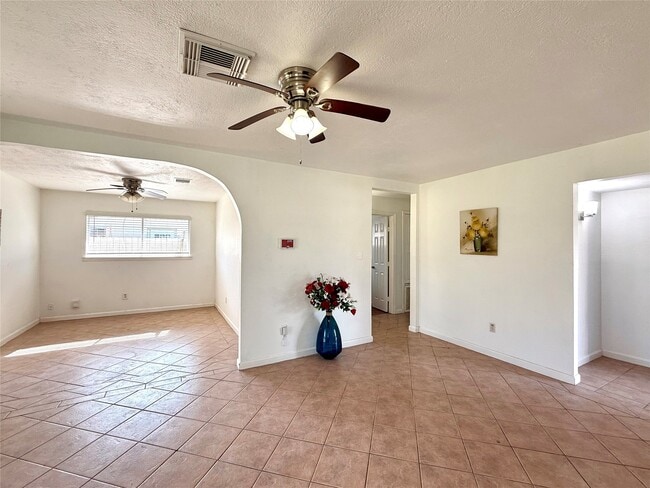 Foto del edificio - 9350 Guywood St