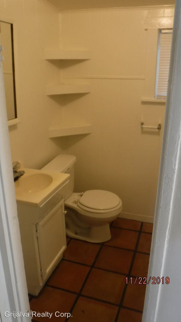Building Photo - 2 br, 1 bath Apartment - 3311 E. Bermuda St.
