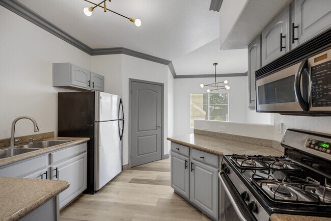 Foto del edificio - Gorgeous highly upgraded 2 bedroom condo