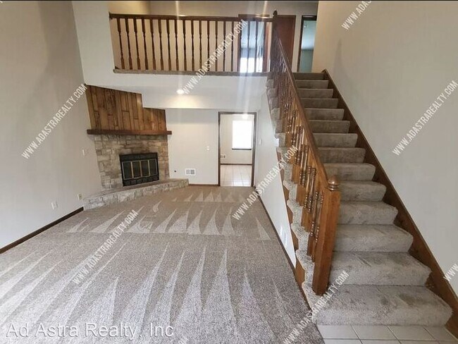 Building Photo - Spacious Duplex in Blue Valley-Available N...