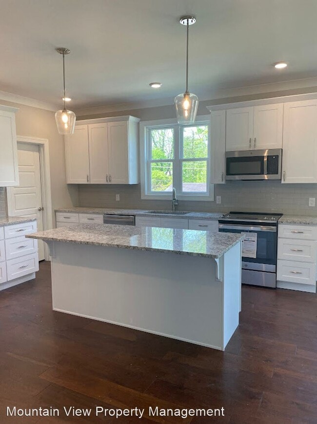 Building Photo - 4 br, 3.5 bath House - 10132 Card Road