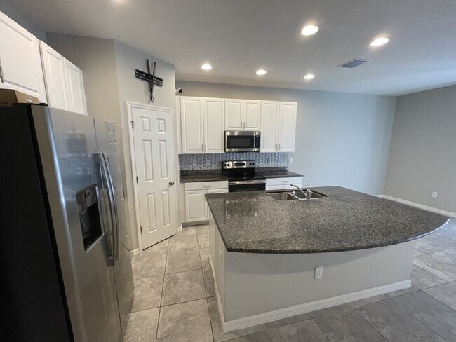 Foto del edificio - Coming Soon! Spacious 3/2.5 Townhome with ...