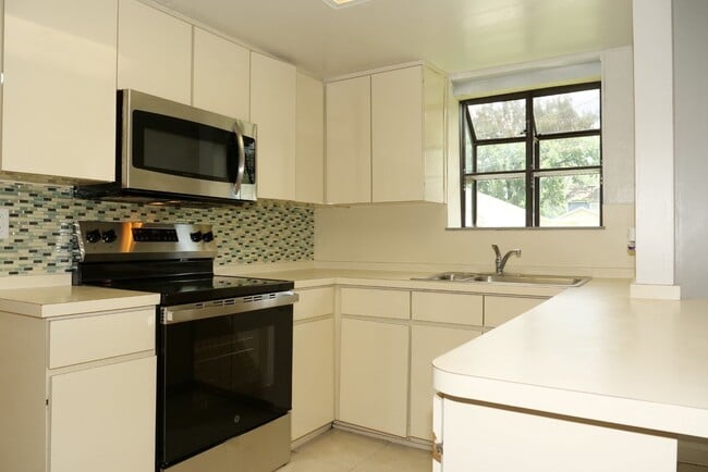 Building Photo - 3 bedroom 2 bath, corner lot