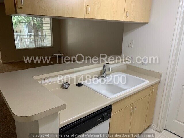 Building Photo - Move in special: $500 off first months rent!