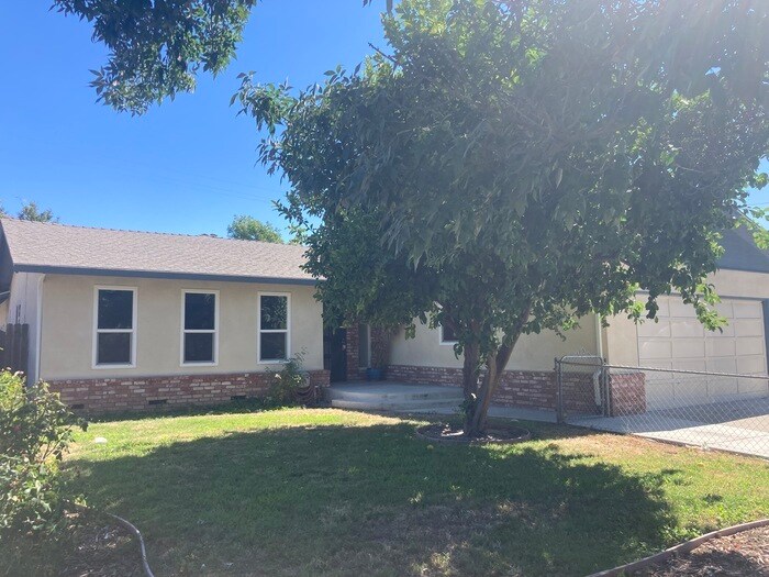 Foto principal - Modesto 3 Bedroom 2 Bath Solar Power Home ...