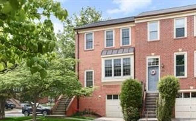 Gorgeous 3BR 2 full bath, 2 half bath end unit townhome located in the Woodmont Place community o... - Gorgeous 3BR 2 full bath, 2 half bath end unit townhome located in the Woodmont Place community o...