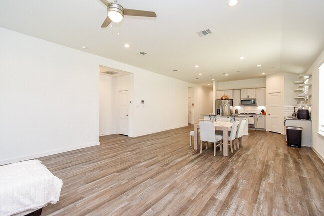 Foto del edificio - 4730 Torcello Fls Ln