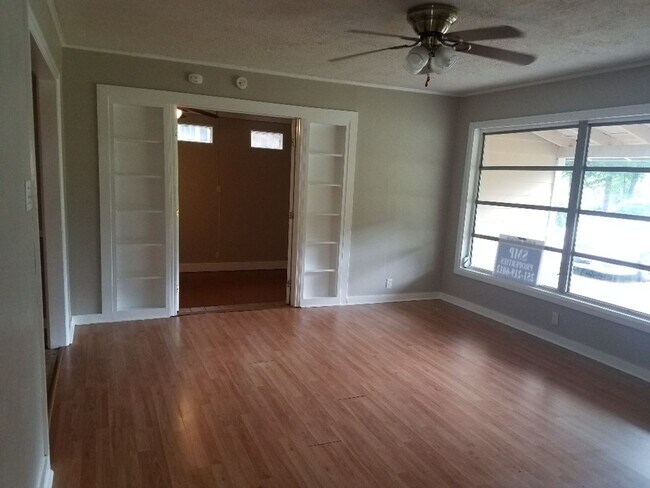Foto del edificio - $1300 4 bed 2 bath For rent