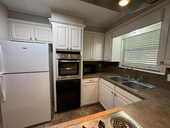 Foto del edificio - 3 bedroom  1 1/2 baths featuring large bed...