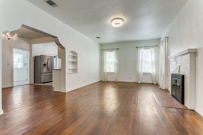 Foto del edificio - CHARMING STONE COTTAGE IN ALAMO HEIGHTS