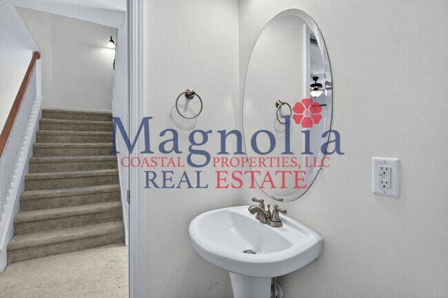Building Photo - 3 bedroom, 2 1/2 bathroom Townhome in Richmond Hill