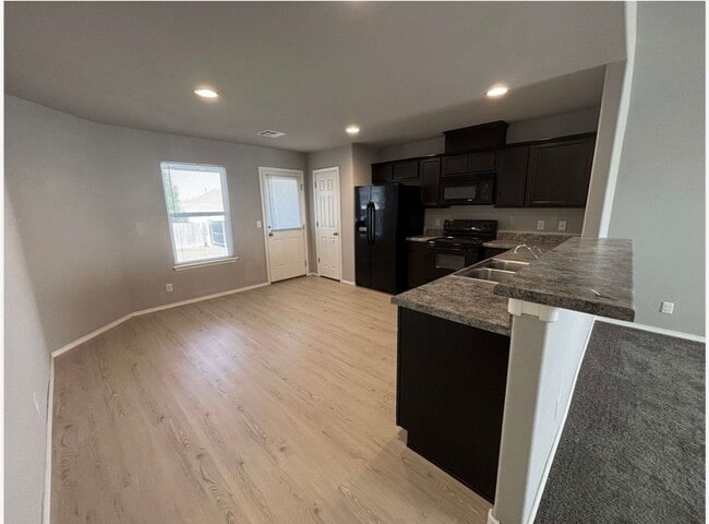 Building Photo - 3/2 in Hickory Creek!