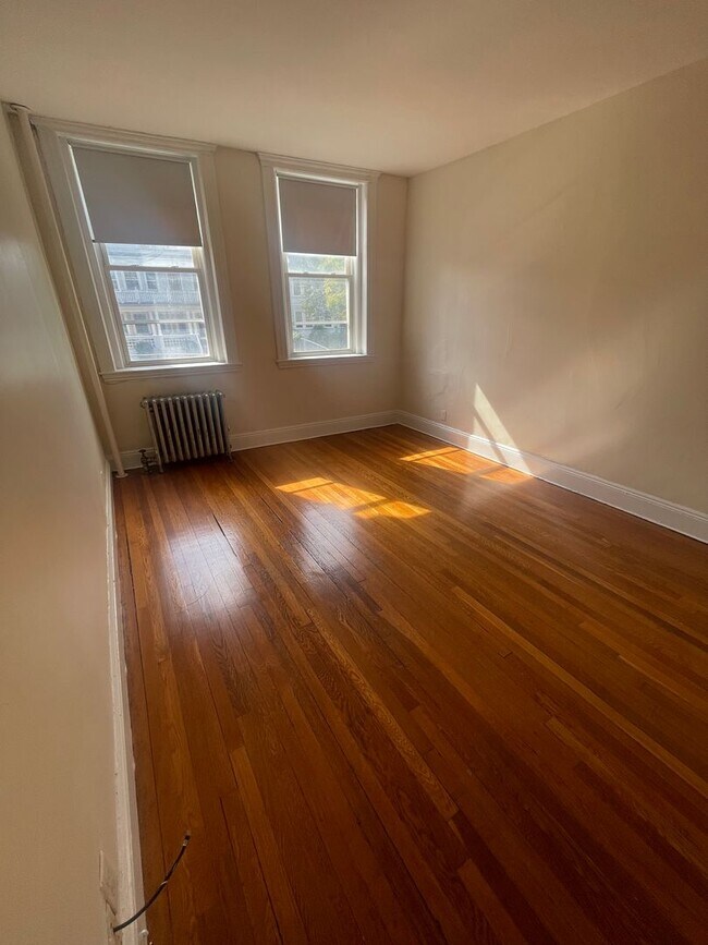 Building Photo - Avl Now - No fee! Spacious 1BR in elevator...