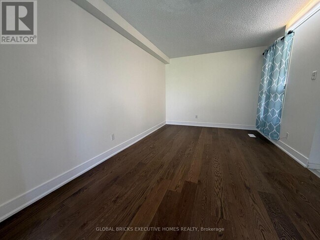 Building Photo - 730 Queensbridge Dr