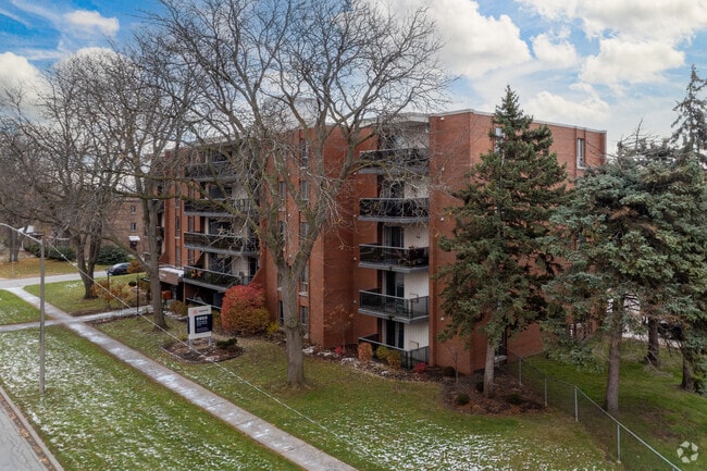 Building Photo - Spanish Trio