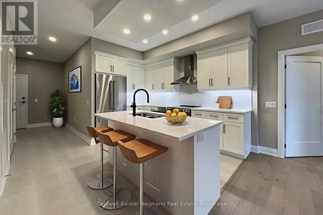 Building Photo - 71 Wyndham St S