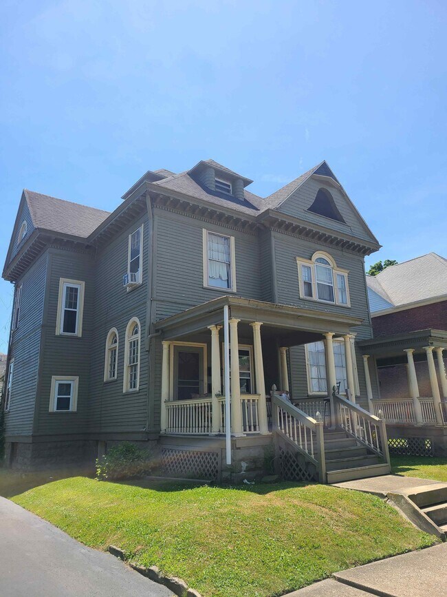 Frente - 120 E Wallace Ave
