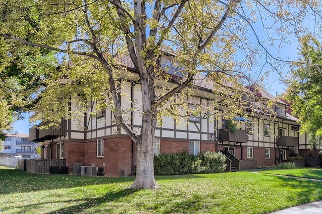 Foto del edificio - 1st Month Rent Free! Bright 1BR/1BA with private deck, near trails & transit; pool/tennis; laundr...