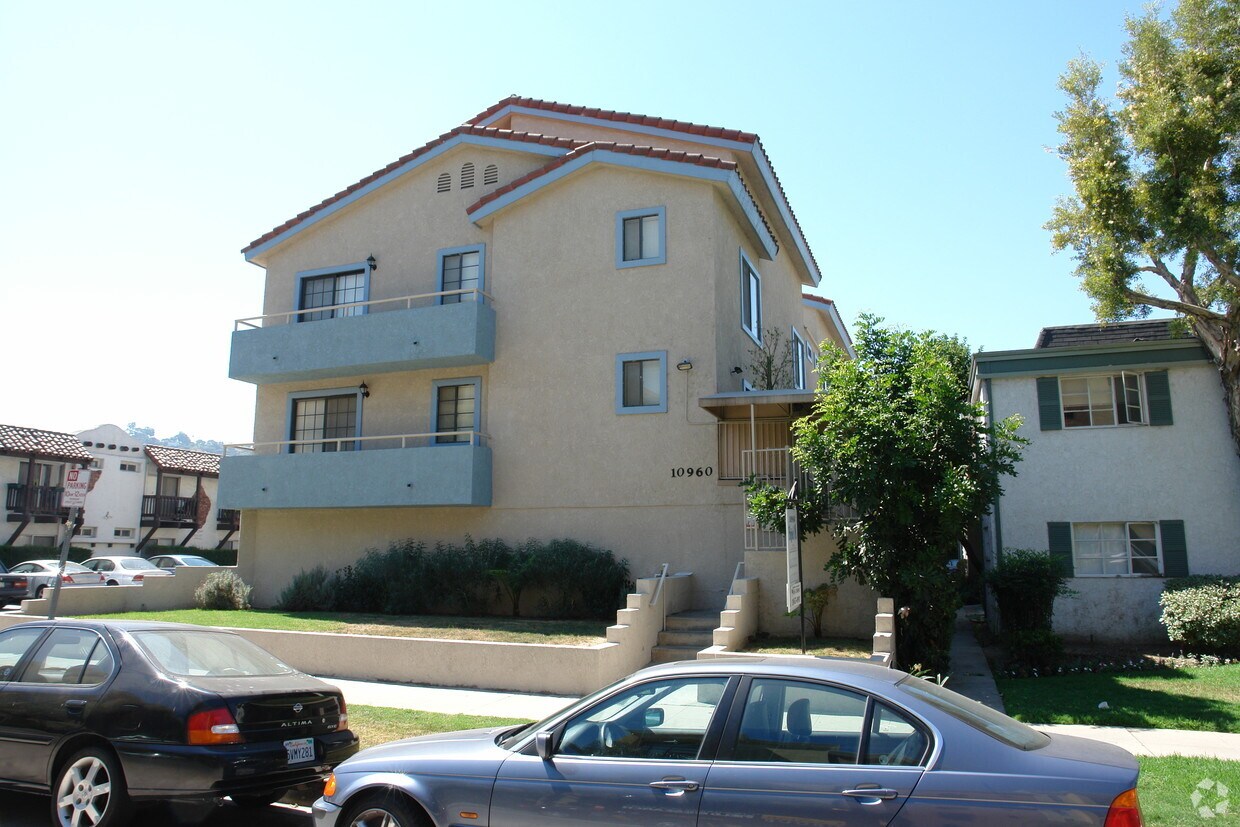 Foto del edificio - 10958-10960 Bluffside Dr